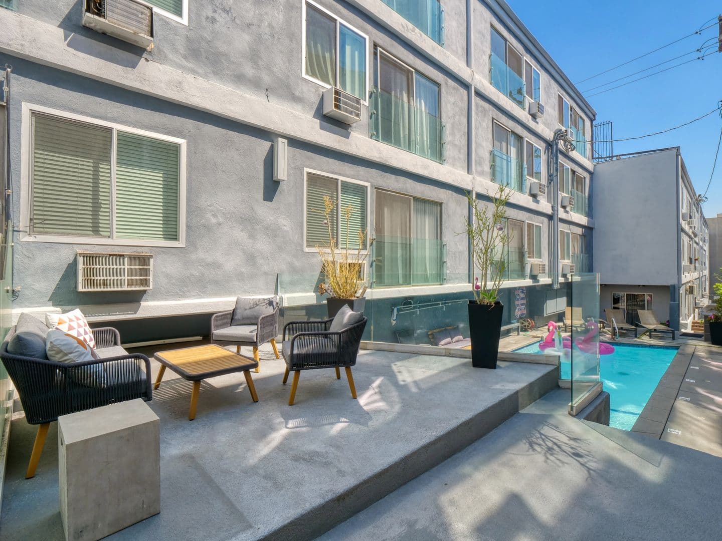 West Hollywood Apartment: 1115 Hacienda Place