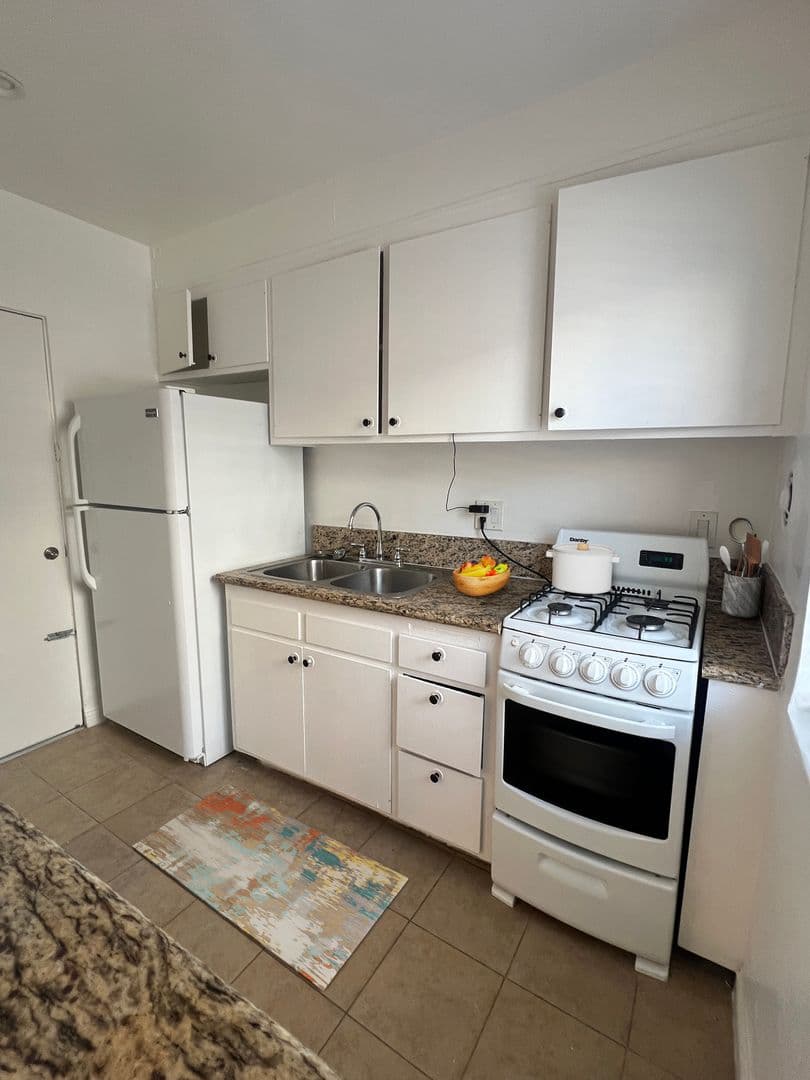Los Angeles Apartment: 1636 N. Fuller Avenue