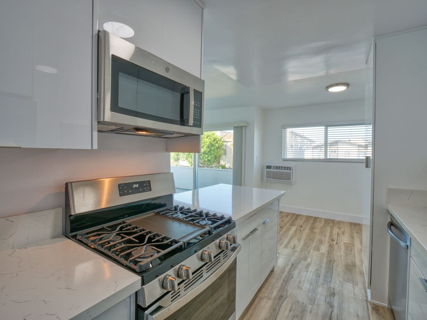 Los Angeles Apartment: 3721 Westwood Boulevard