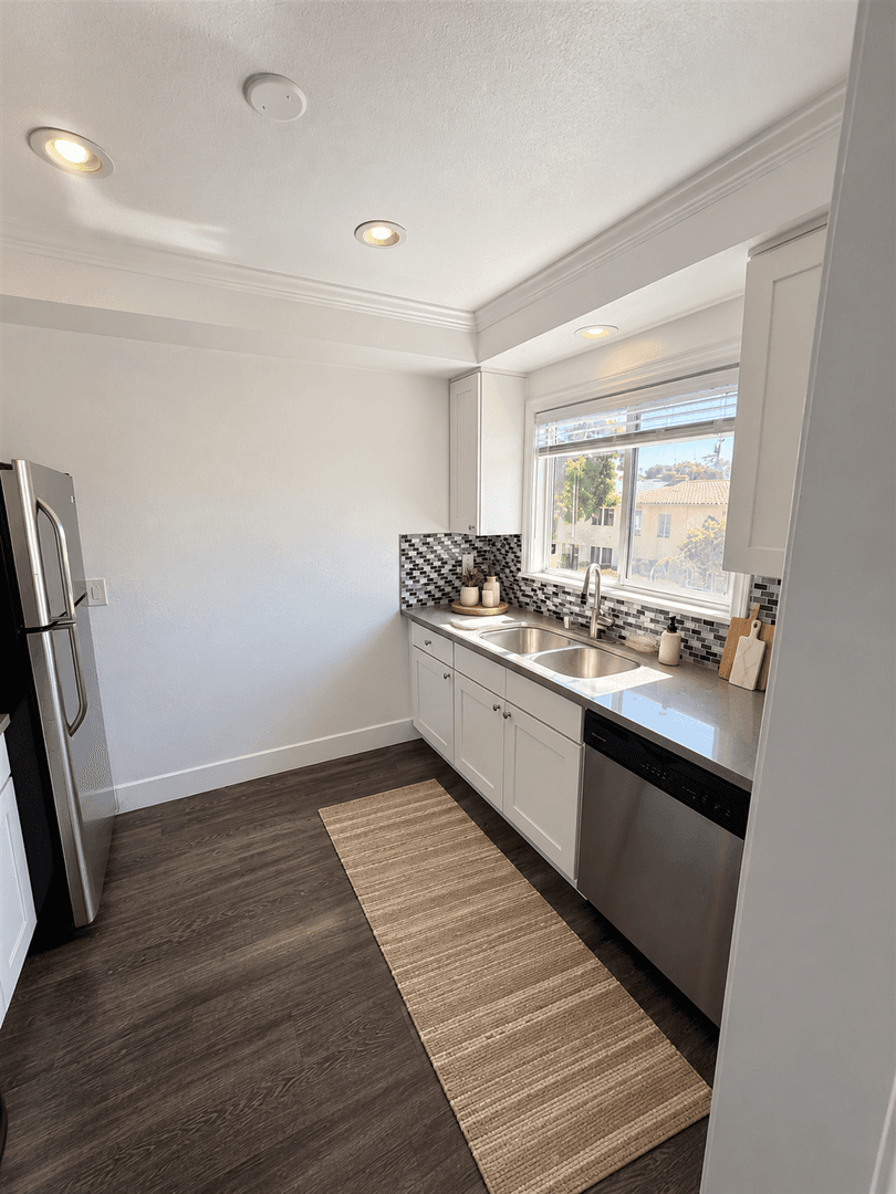 West Hollywood Apartment: 8261 Norton Avenue