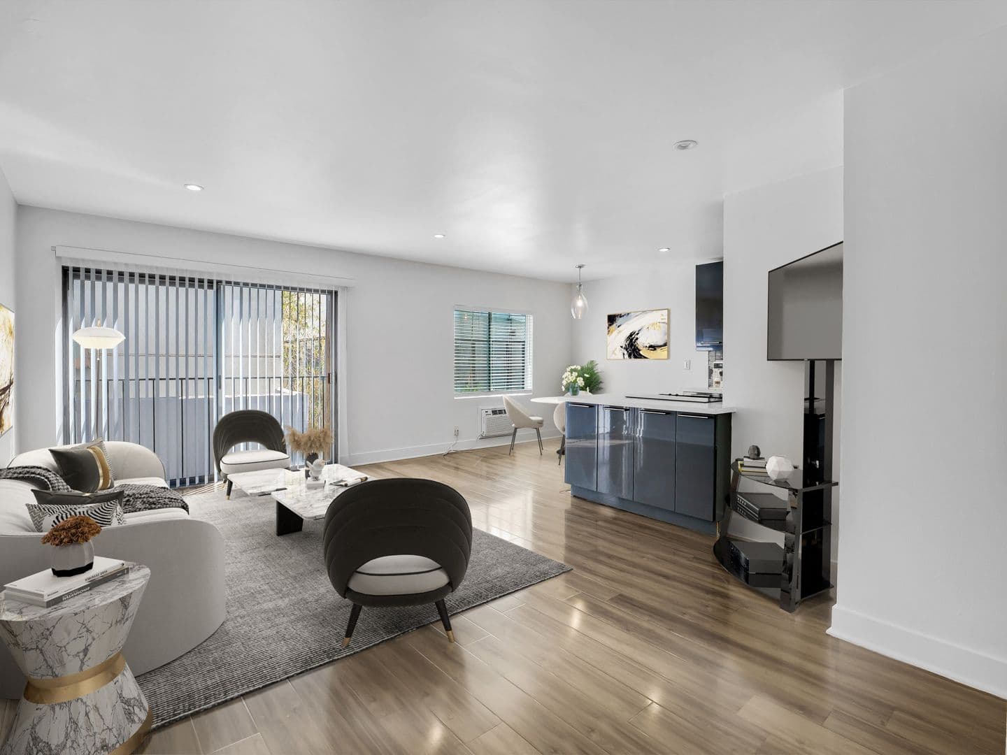West Hollywood Apartment: 1115 Hacienda Place