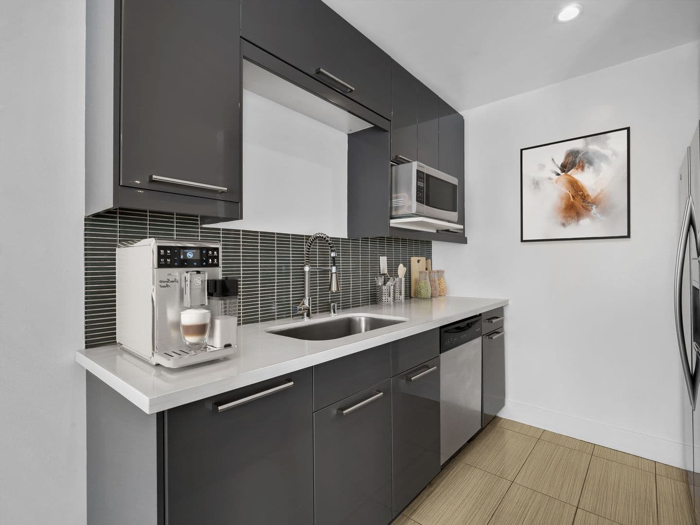 West Hollywood Apartment: 1115 Hacienda Place