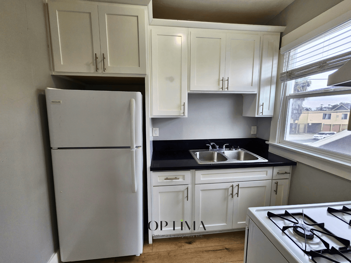 Long Beach Apartment: 322 Daisy Ave