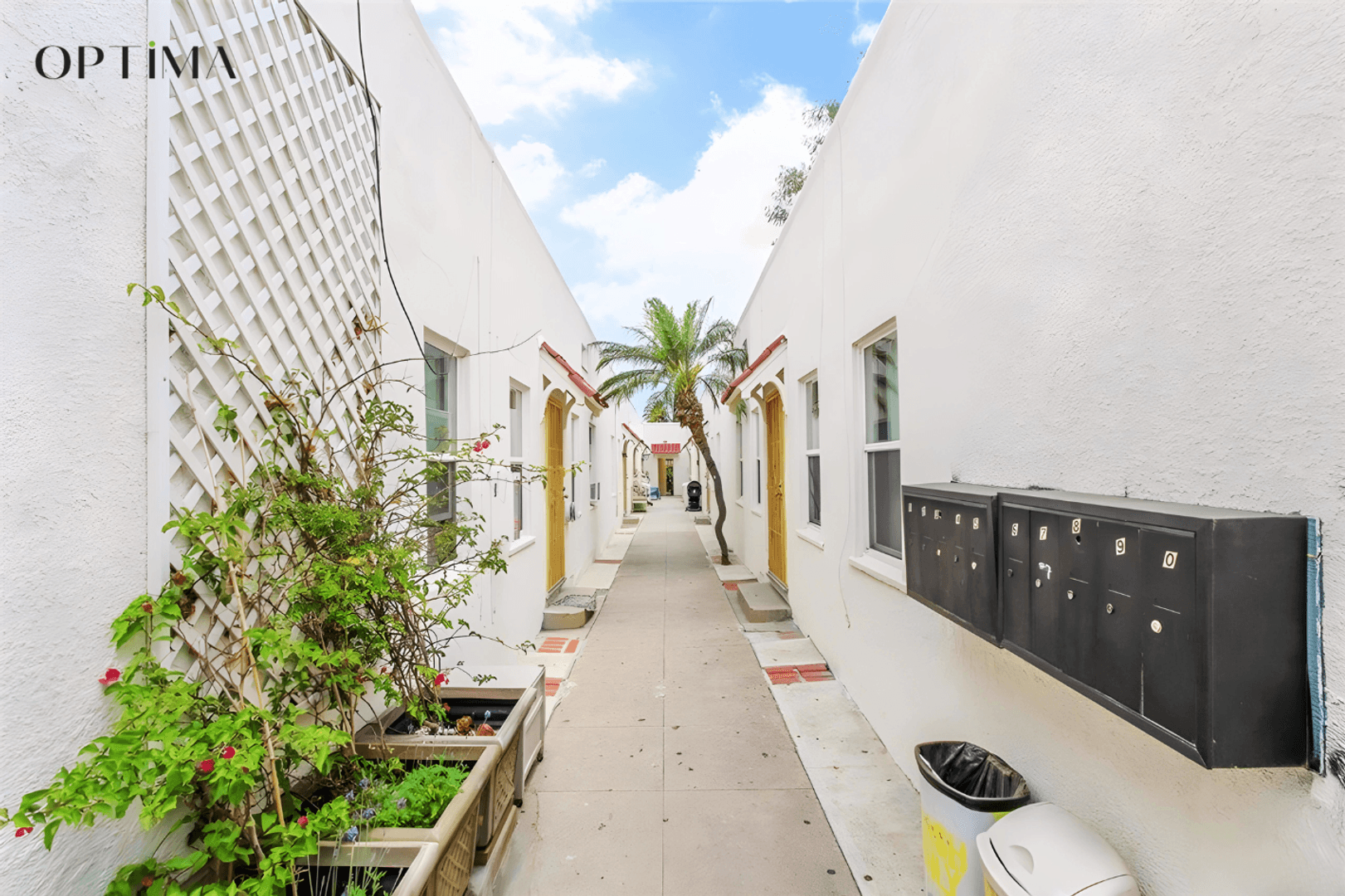 Long Beach Apartment: 1030 Magnolia Ave