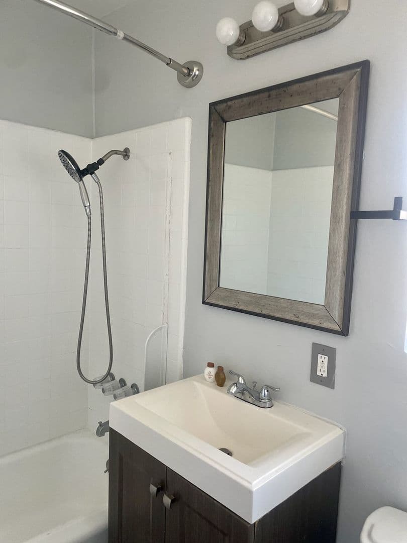 Long Beach Apartment: 1576 Locust Avenue