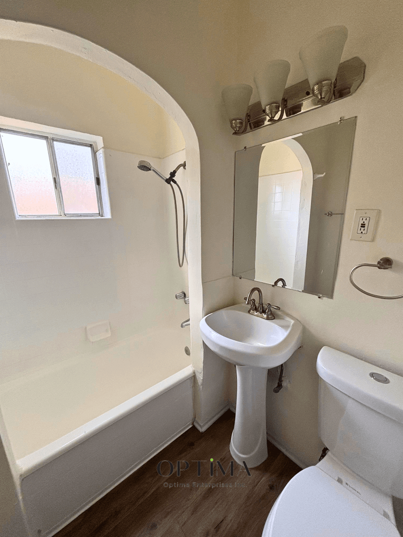 Long Beach Apartment: 1217 Cedar Ave