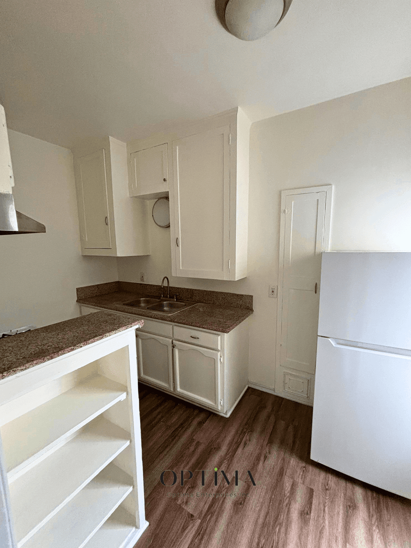 Long Beach Apartment: 1217 Cedar Ave