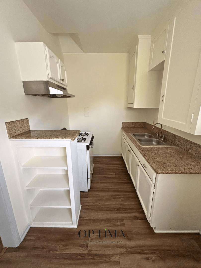 Long Beach Apartment: 1217 Cedar Ave