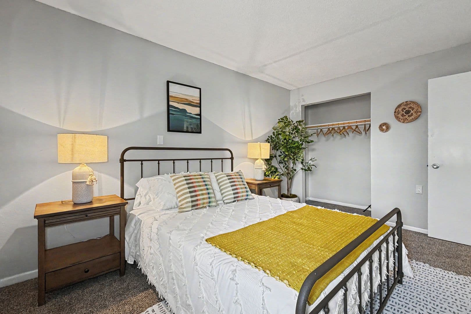 Des Moines Apartment: 1800 Watrous Ave