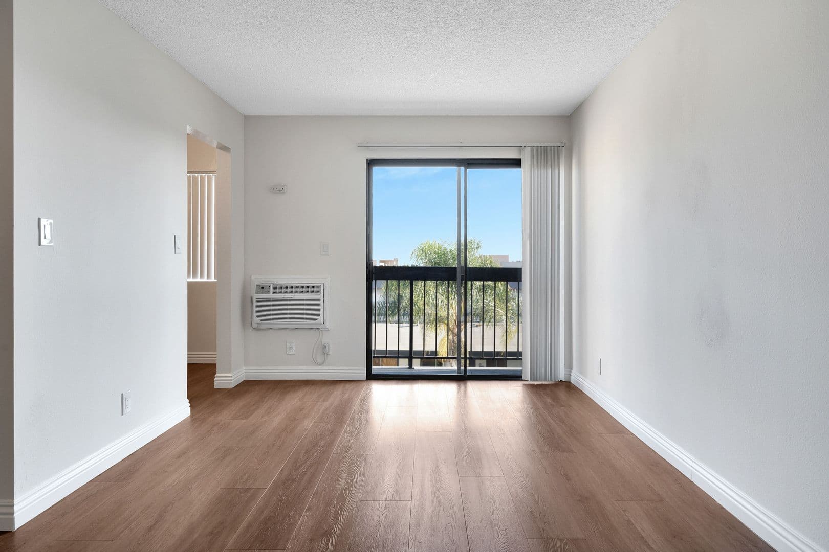 Los Angeles Apartment: 1255 N Orange Dr