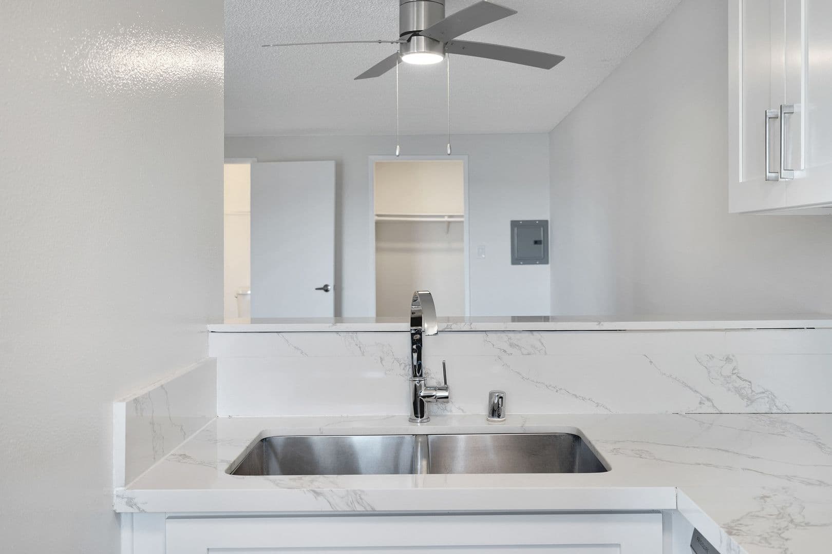 Los Angeles Apartment: 1255 N Orange Dr