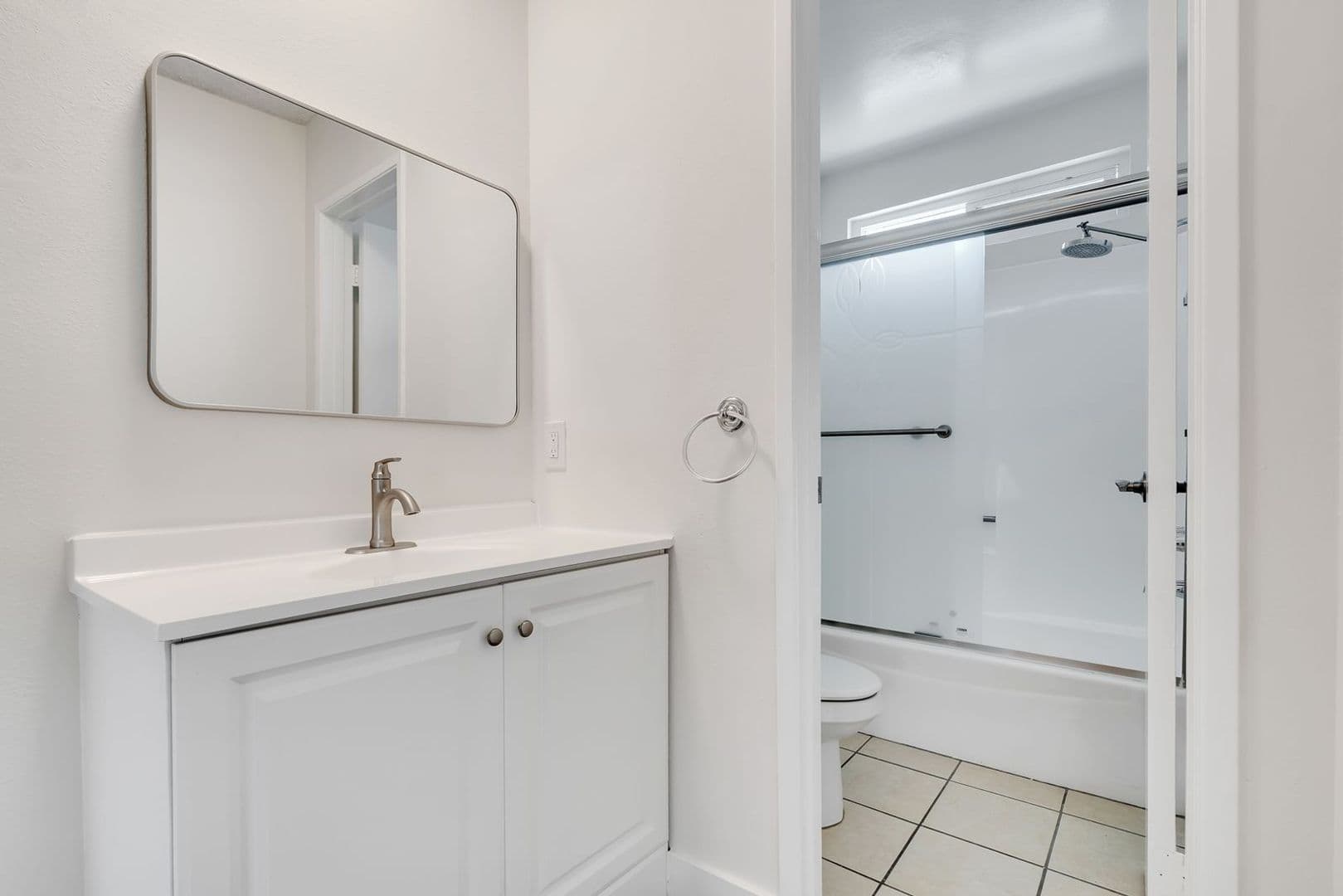 Los Angeles Apartment: 1436 S Centinela Ave
