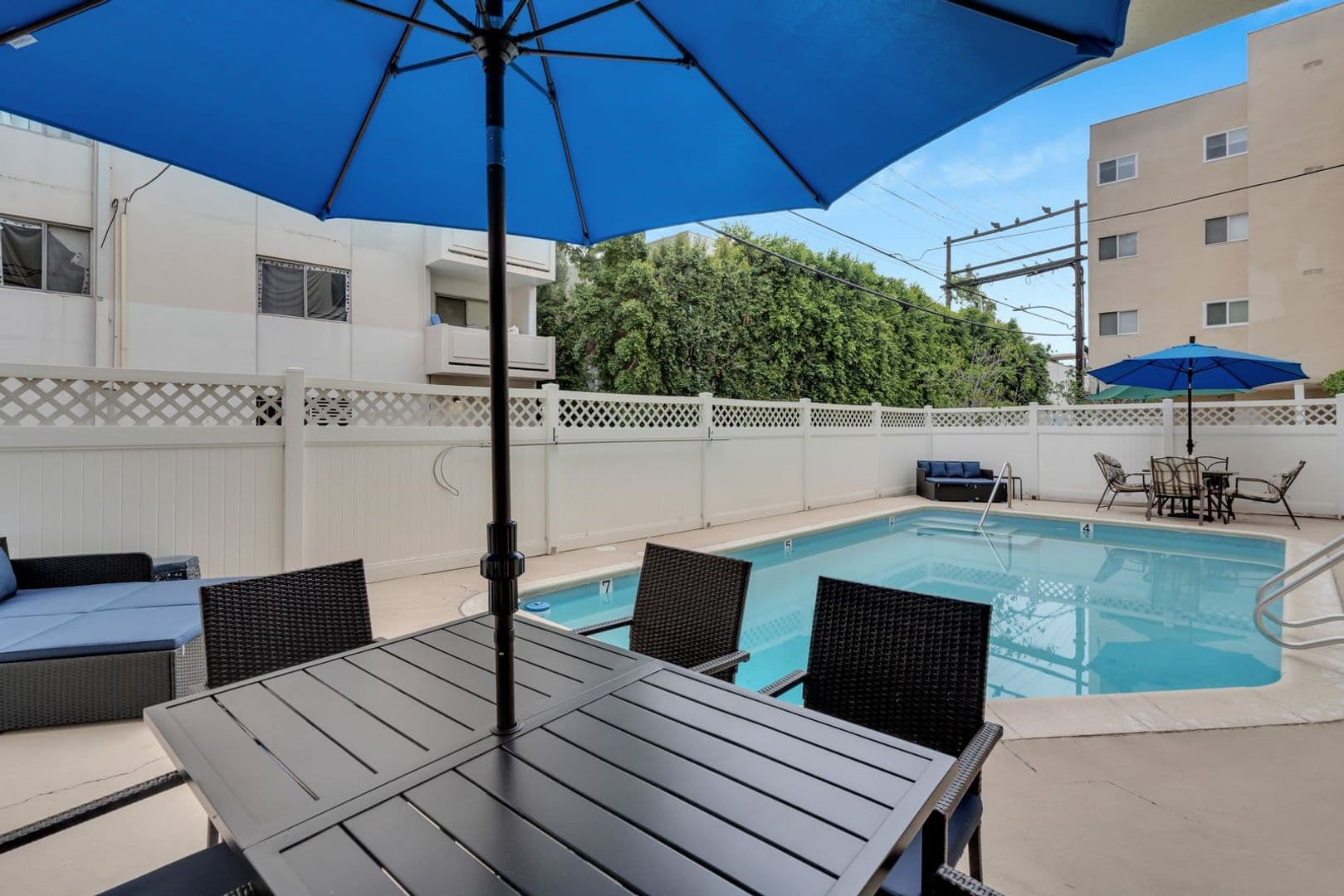 Beverly Hills Apartment: 432 N Palm Dr