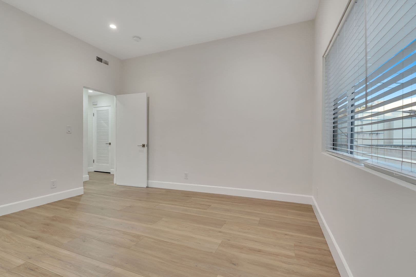 Beverly Hills Apartment: 134 S Elm Dr