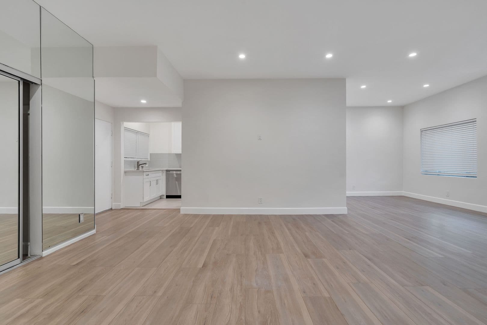Beverly Hills Apartment: 134 S Elm Dr