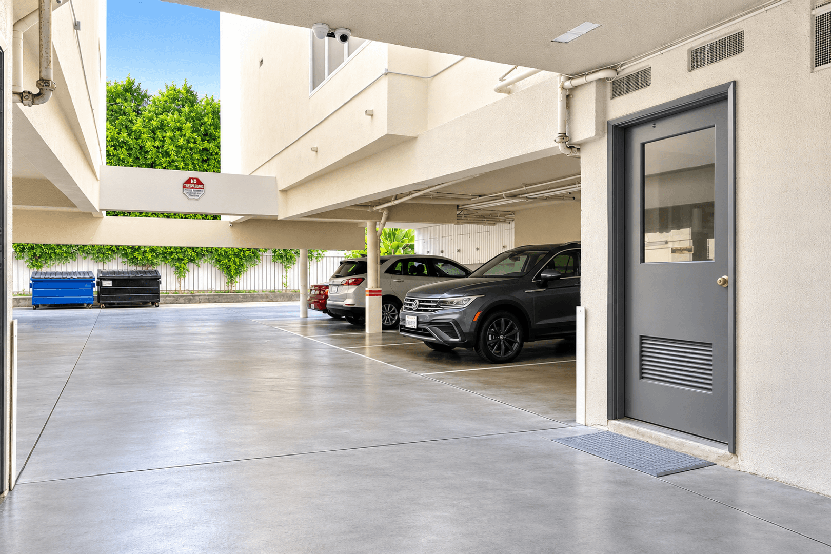 Los Angeles Apartment: 1477 S Canfield Ave