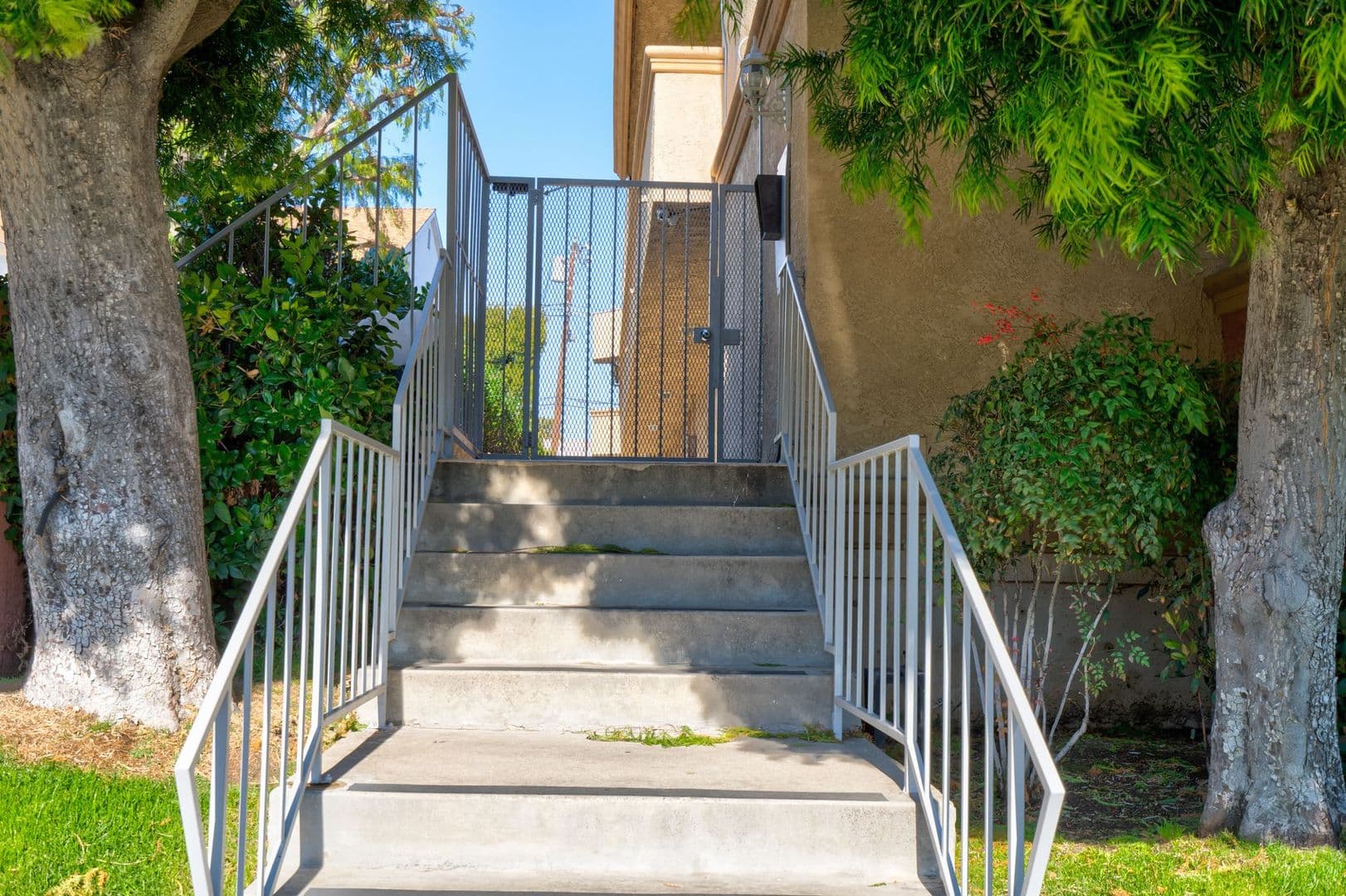 Los Angeles Apartment: 1436 S Centinela Ave