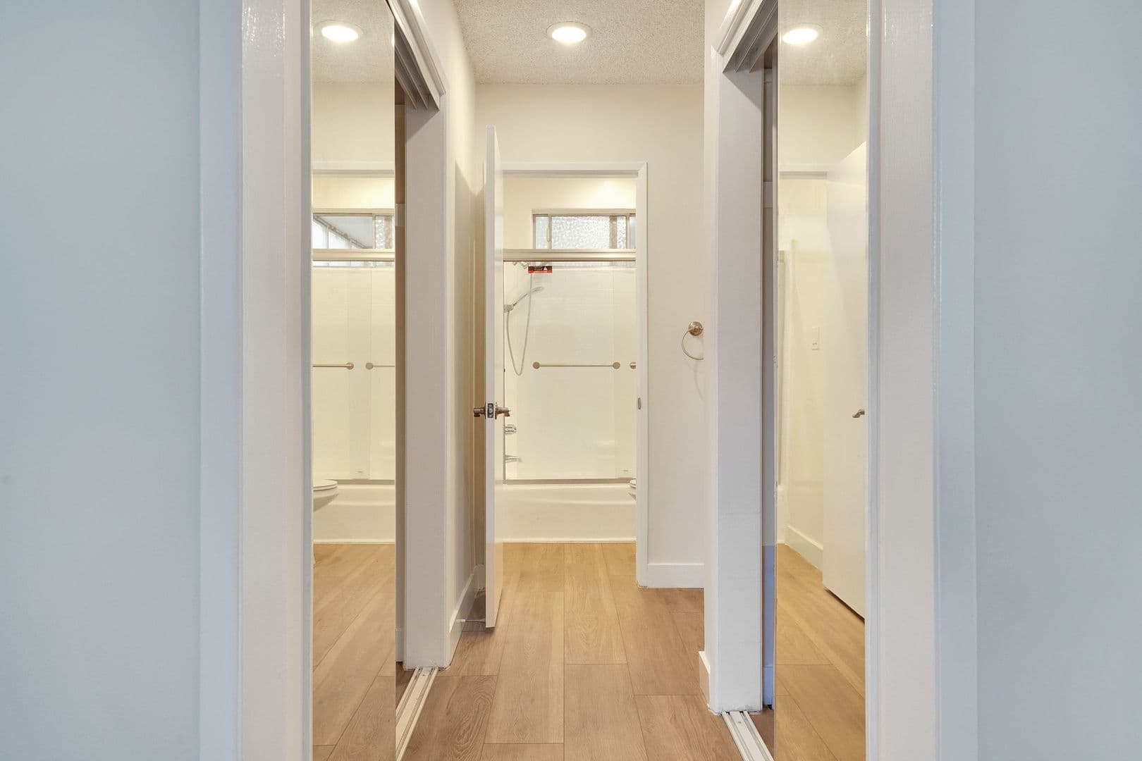 Los Angeles Apartment: 1477 S Canfield Ave