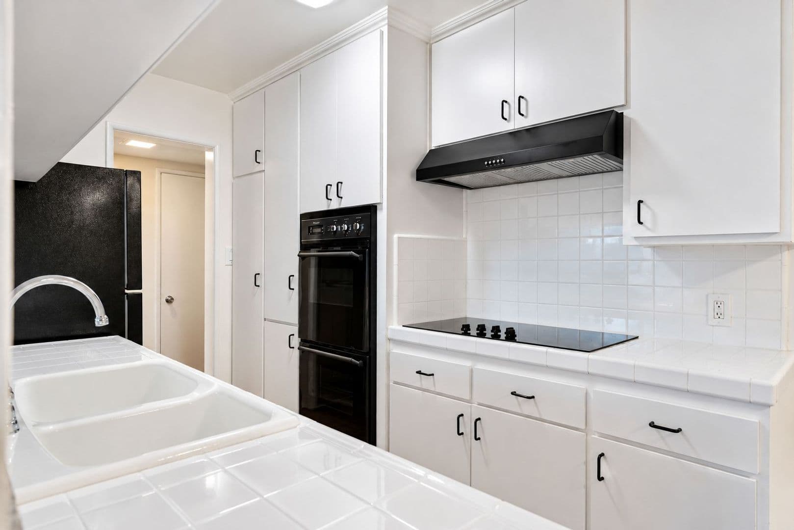 Los Angeles Apartment: 1110 S Oakhurst Dr
