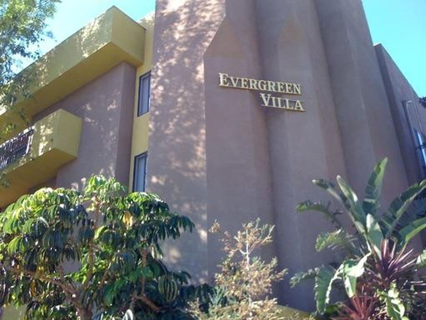 Los Angeles Apartment: 1255 N Orange Dr