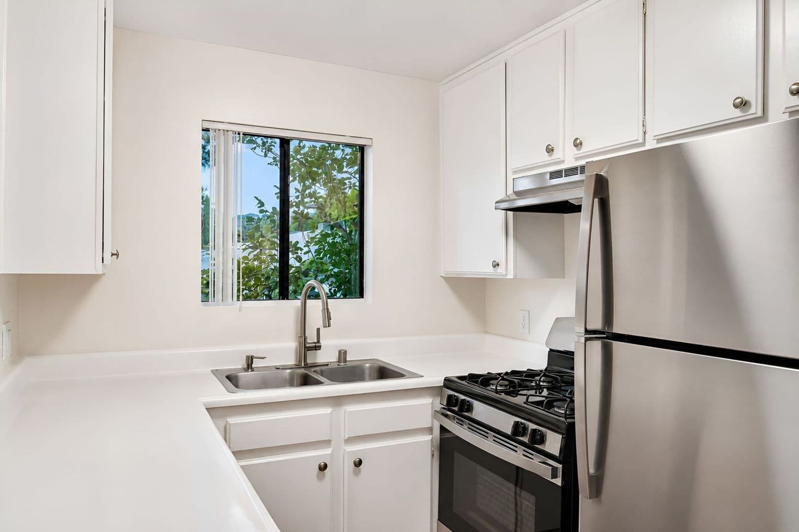 Los Angeles Apartment: 1255 N Orange Dr