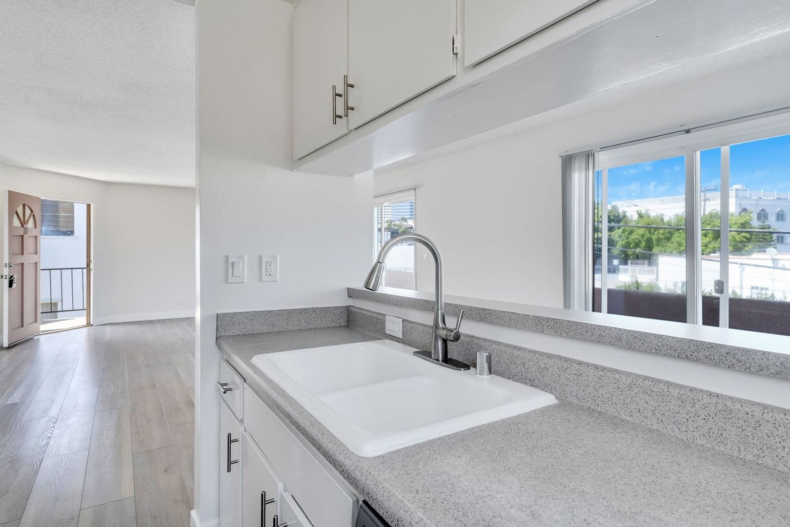 Los Angeles Apartment: 1436 S Centinela Ave