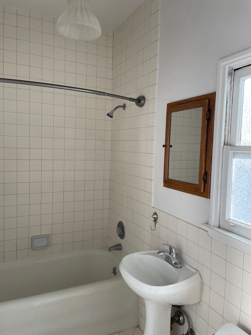 Beverly Hills Apartment: 123 N Hamilton Dr