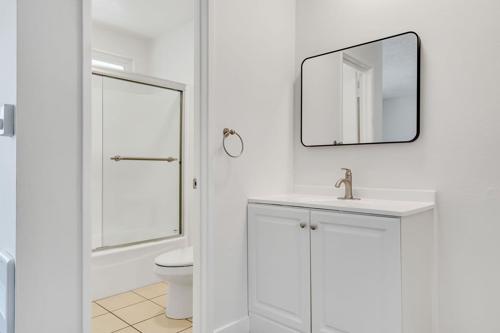 Los Angeles Apartment: 1436 S Centinela Ave