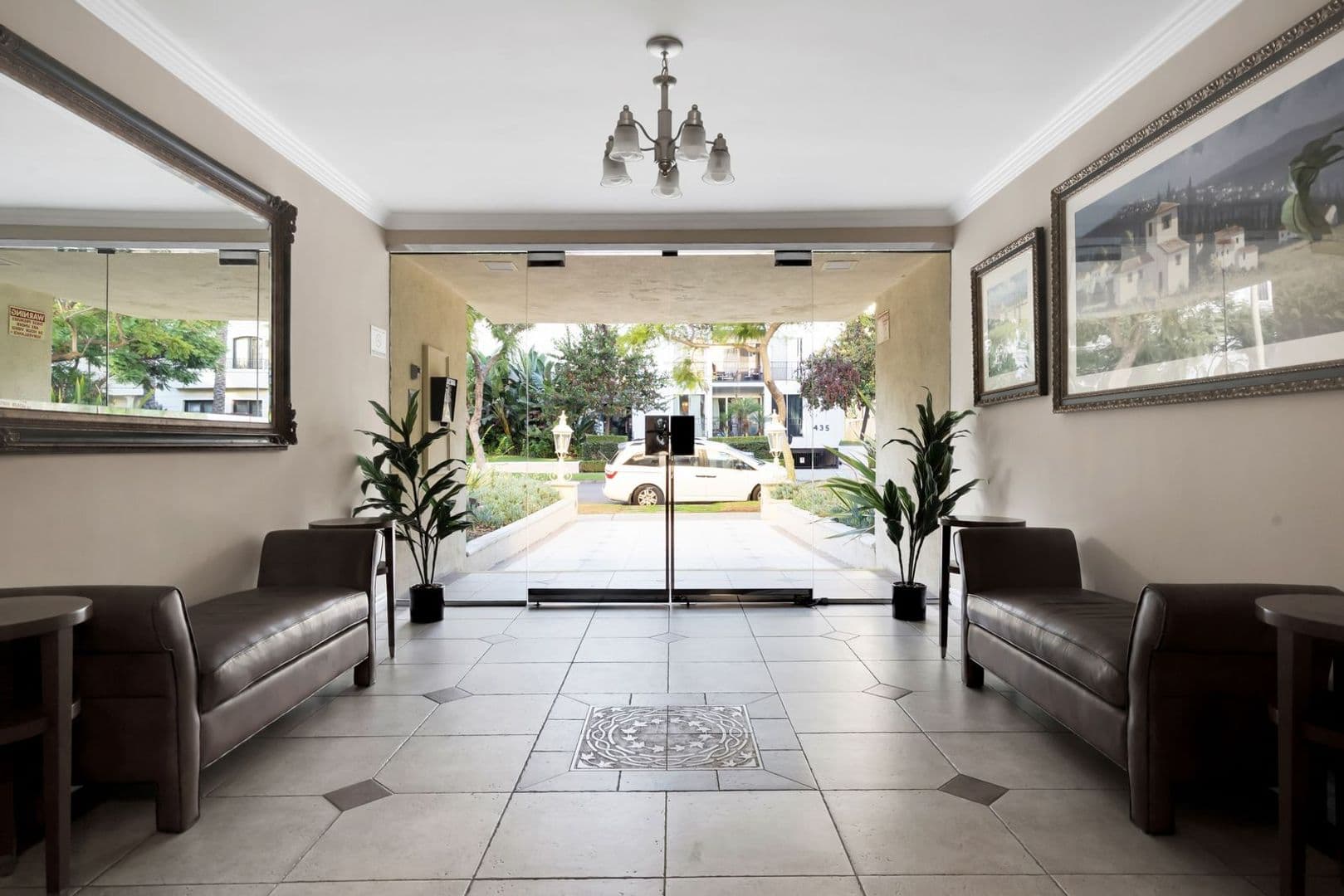 Beverly Hills Apartment: 432 N Palm Dr
