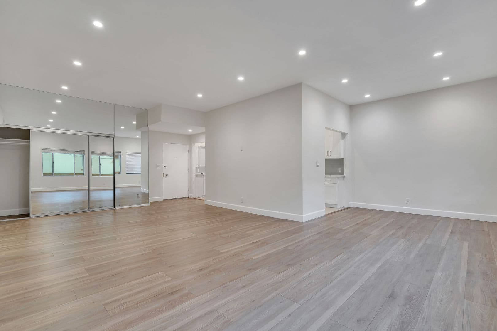 Beverly Hills Apartment: 134 S Elm Dr