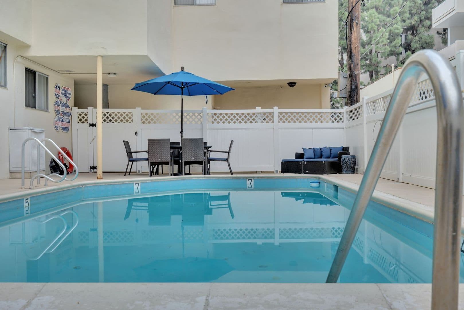 Beverly Hills Apartment: 432 N Palm Dr