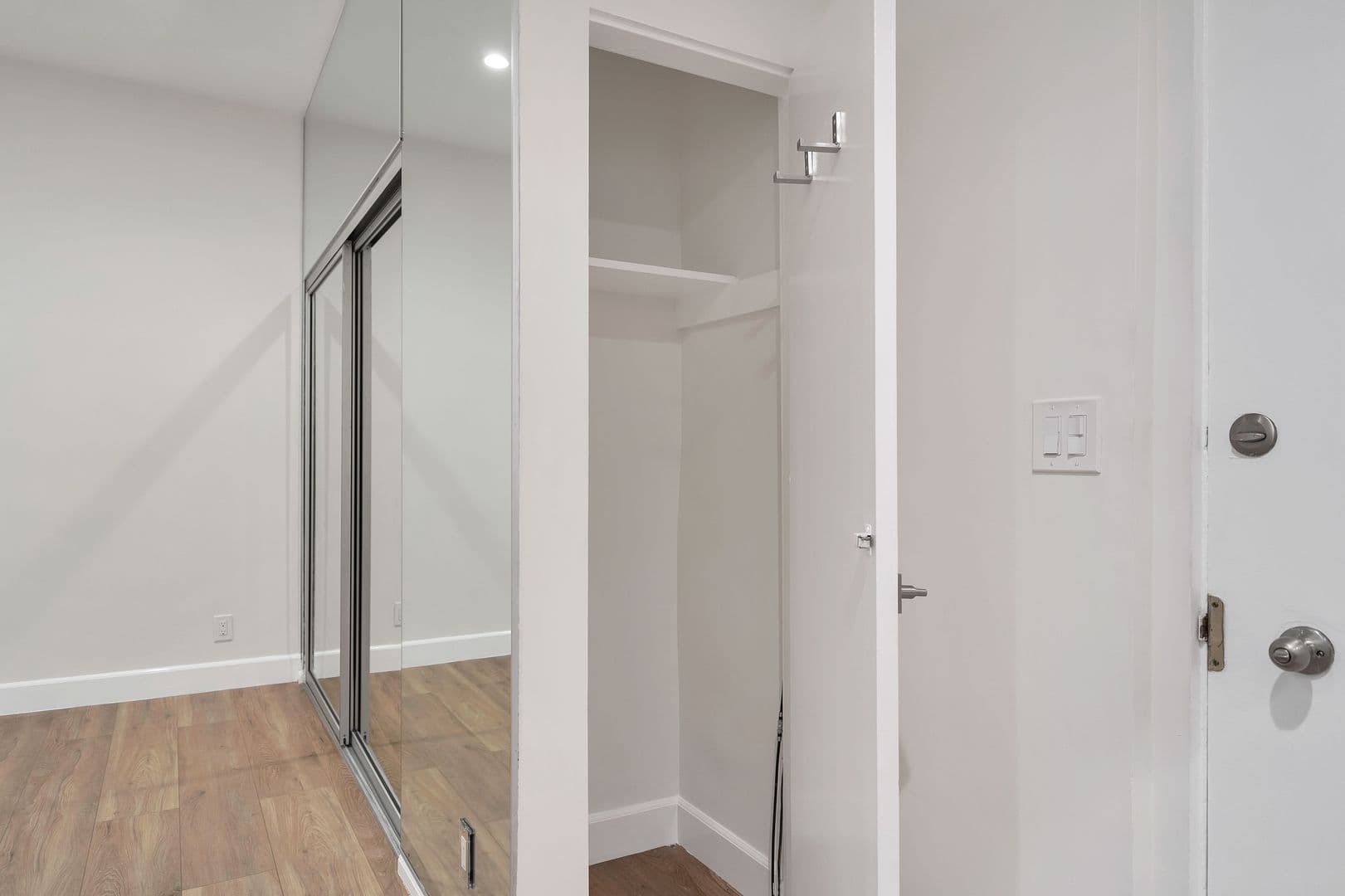 Beverly Hills Apartment: 134 S Elm Dr