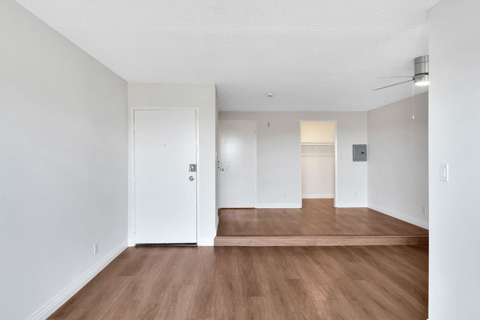 Los Angeles Apartment: 1255 N Orange Dr