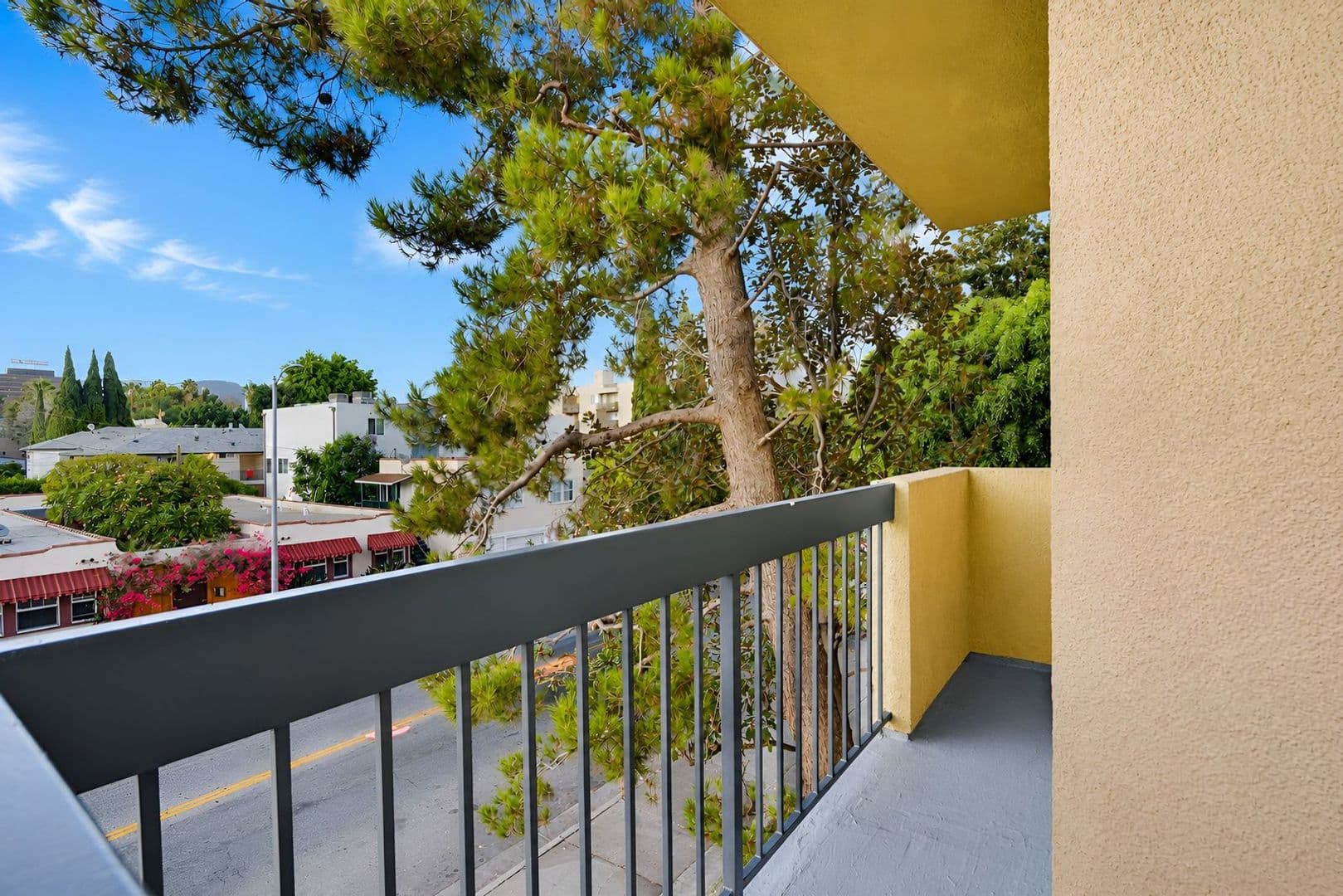 Los Angeles Apartment: 1255 N Orange Dr