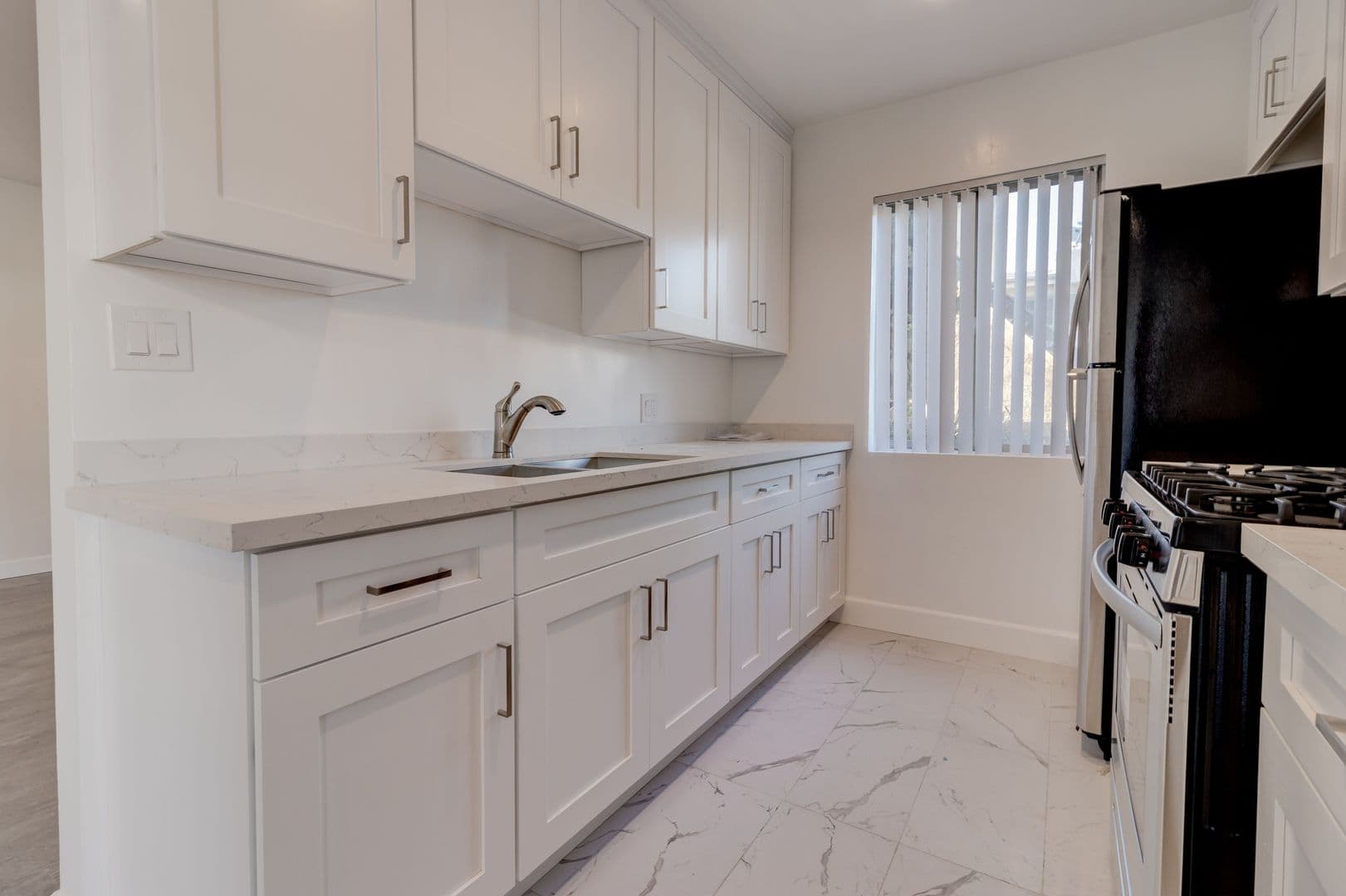 Los Angeles Apartment: 1469 S Canfield Ave