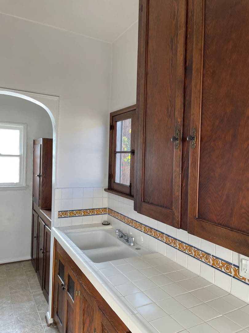 Beverly Hills Apartment: 123 N Hamilton Dr