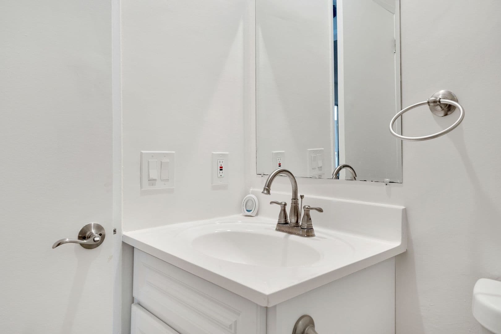 Los Angeles Apartment: 1477 S Canfield Ave
