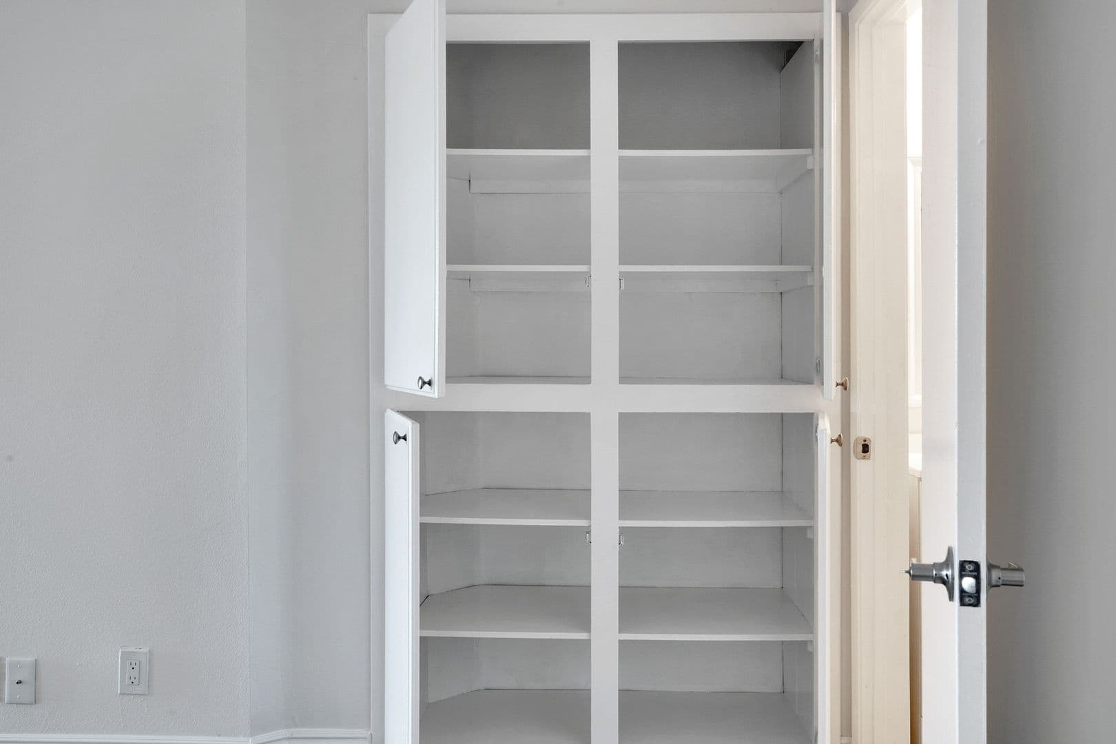 Los Angeles Apartment: 1255 N Orange Dr