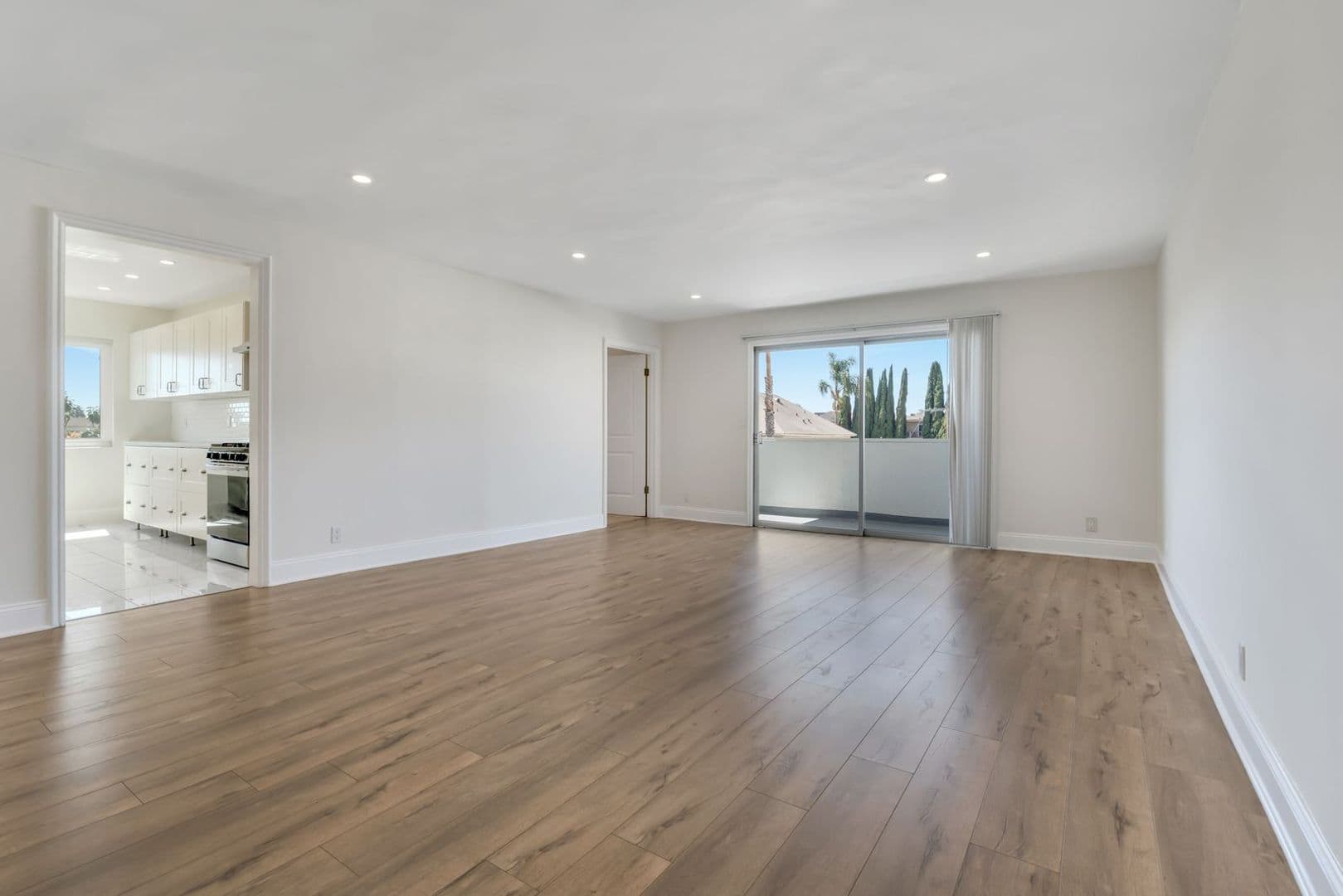 Los Angeles Apartment: 929 S Bedford St