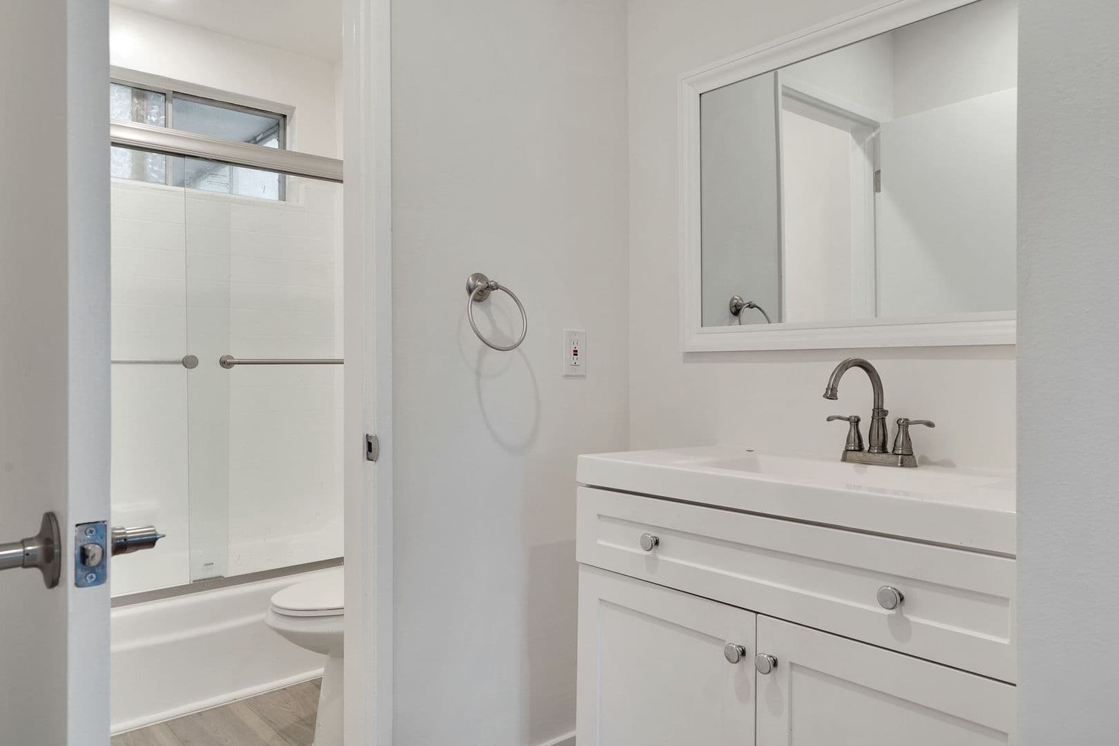 Los Angeles Apartment: 1477 S Canfield Ave