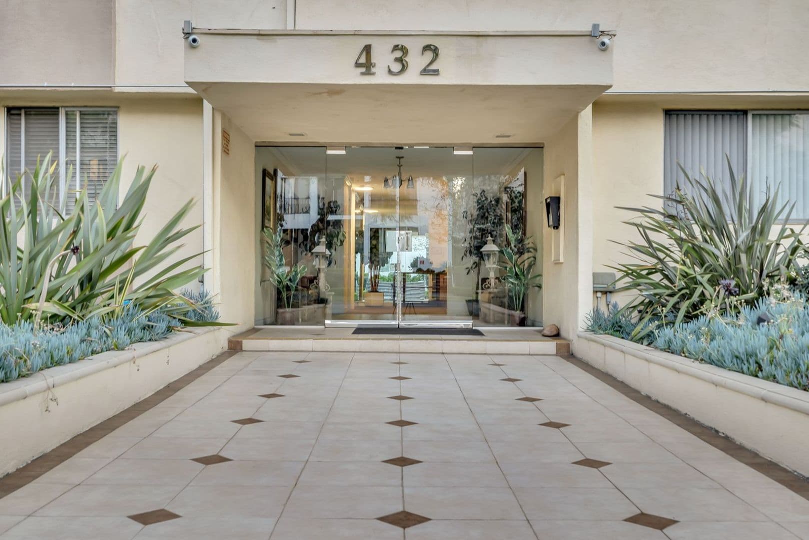 Beverly Hills Apartment: 432 N Palm Dr
