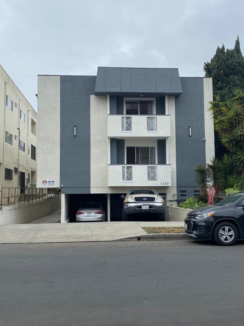 Los Angeles Apartment: 1469 S Canfield Ave