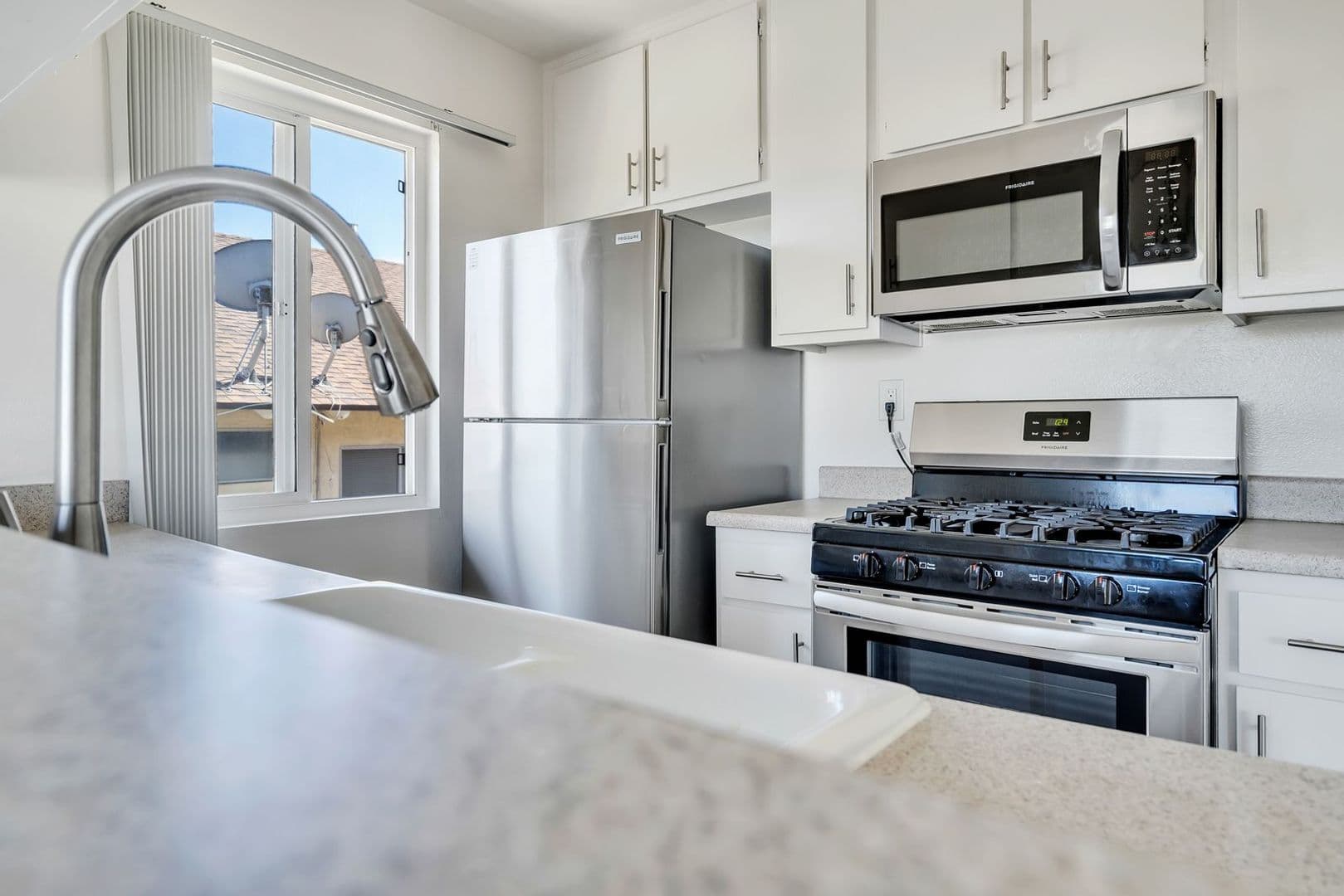 Los Angeles Apartment: 1436 S Centinela Ave
