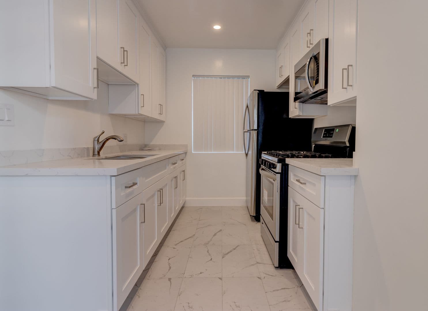 Los Angeles Apartment: 1469 S Canfield Ave