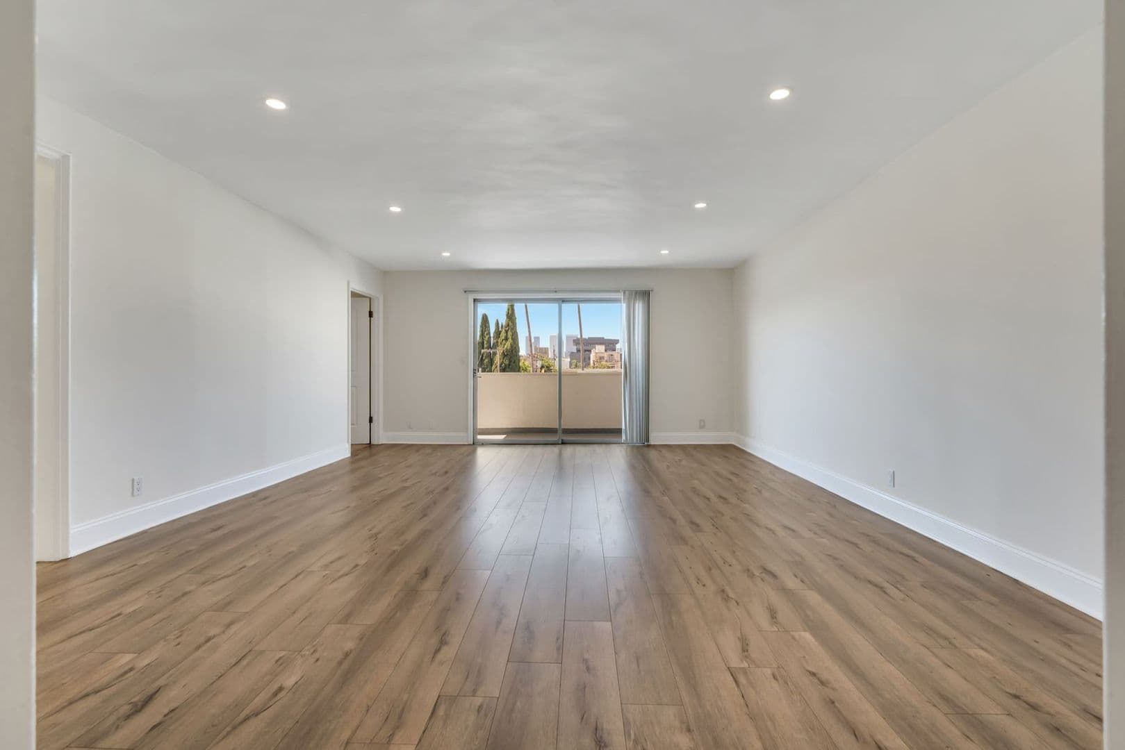 Los Angeles Apartment: 929 S Bedford St