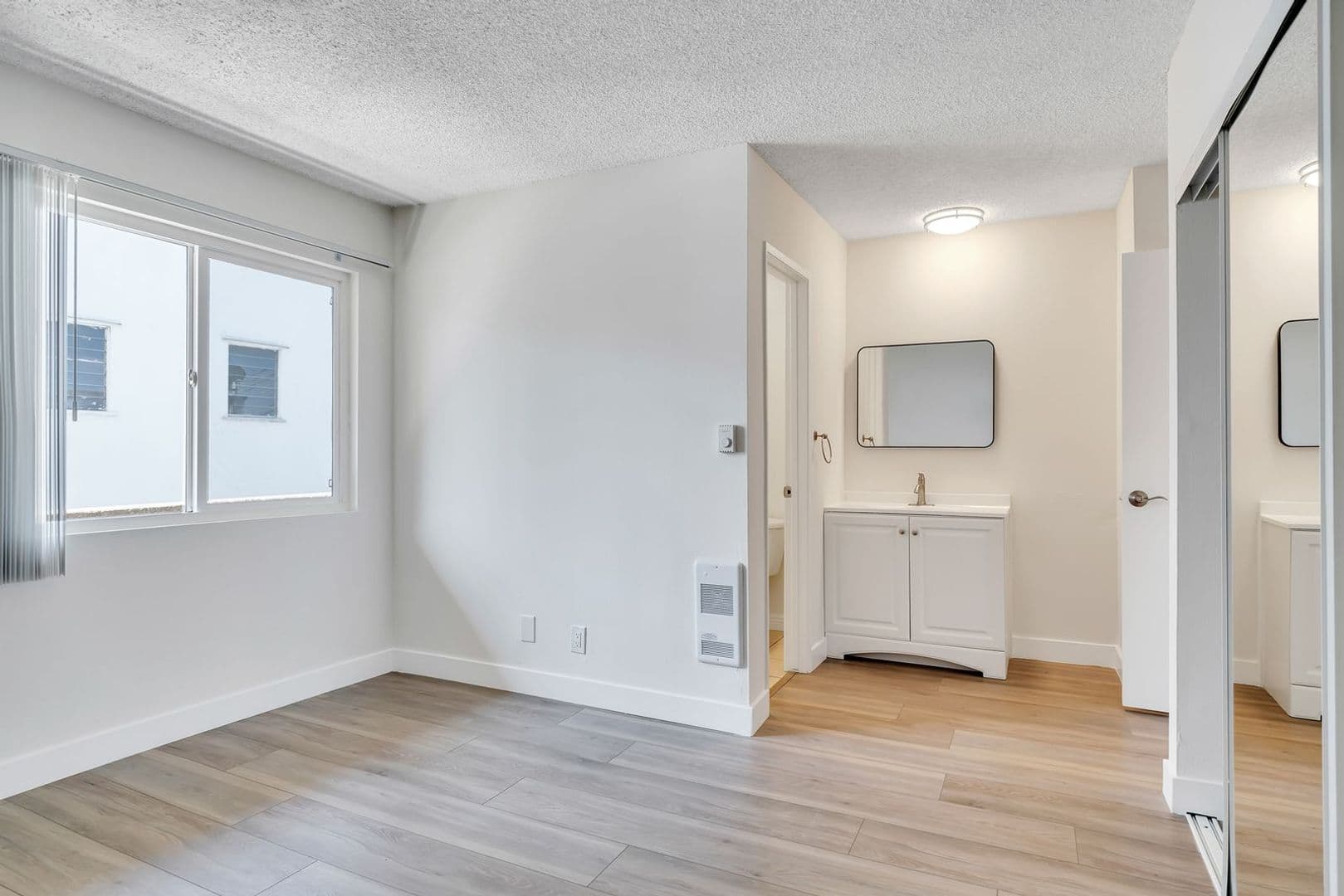 Los Angeles Apartment: 1436 S Centinela Ave