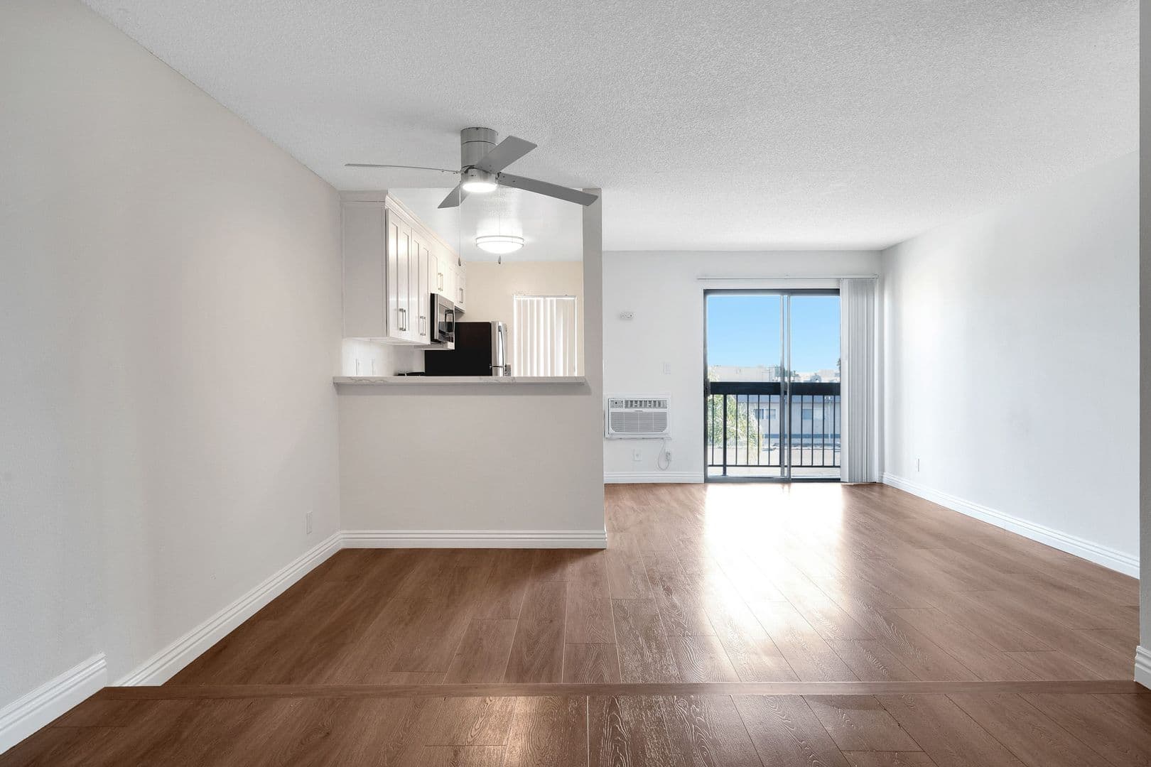 Los Angeles Apartment: 1255 N Orange Dr