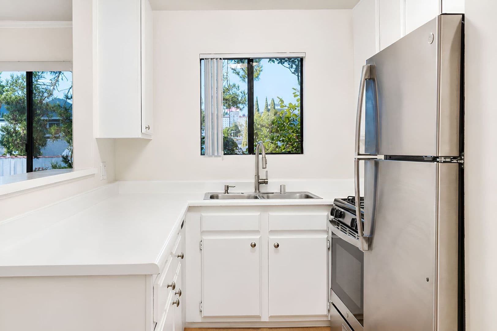 Los Angeles Apartment: 1255 N Orange Dr