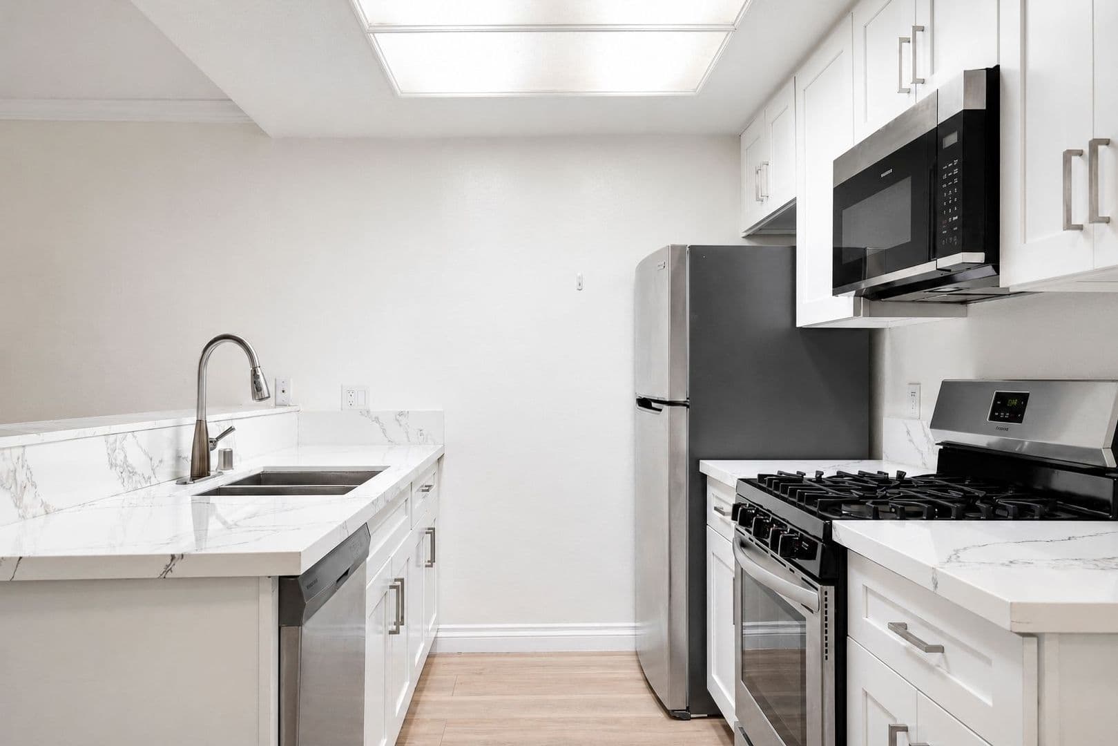 Los Angeles Apartment: 1520 N Vista St