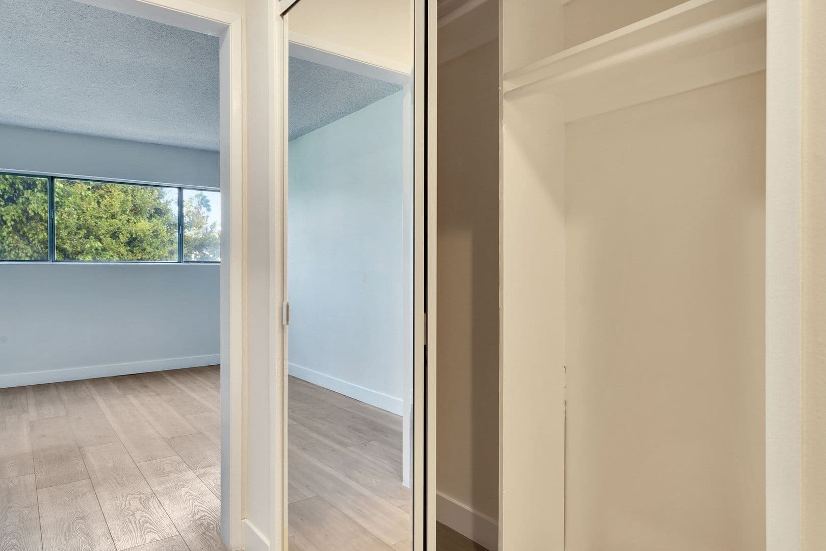 Los Angeles Apartment: 1477 S Canfield Ave